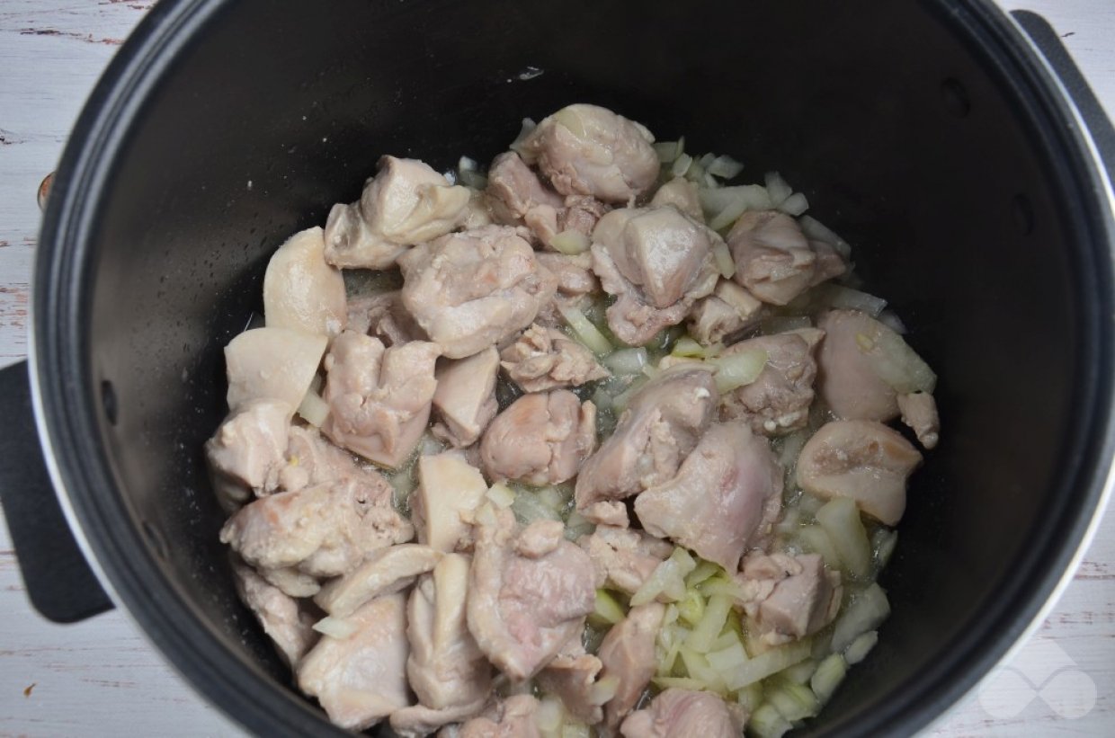 Тушеная курица в мультиварке – фото приготовления рецепта, шаг 4 Тушеная курица в мультиварке – фото приготовления рецепта, шаг 4