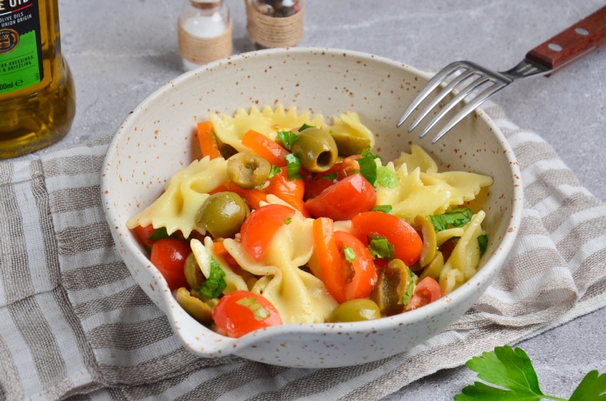 Салат с пастой, овощами и оливками Салат с пастой, овощами и оливками