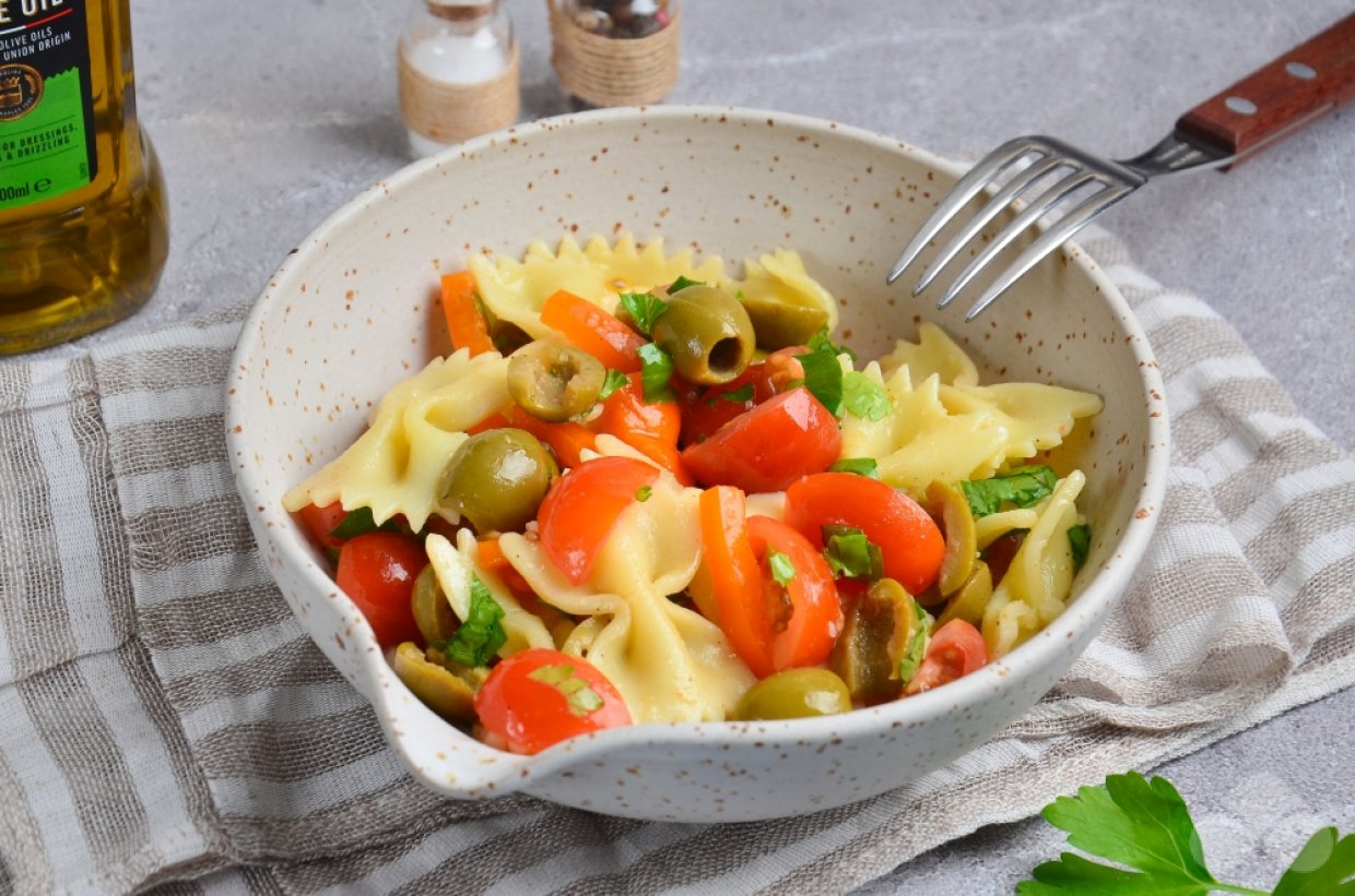 Салат с пастой, овощами и оливками