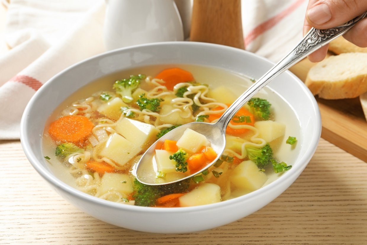 Овощной бульон с картофелем и брокколи