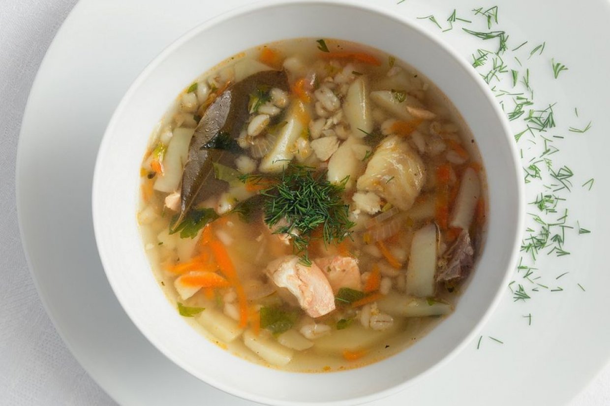 Уха из лосося, трески и перловки Уха из лосося, трески и перловки
