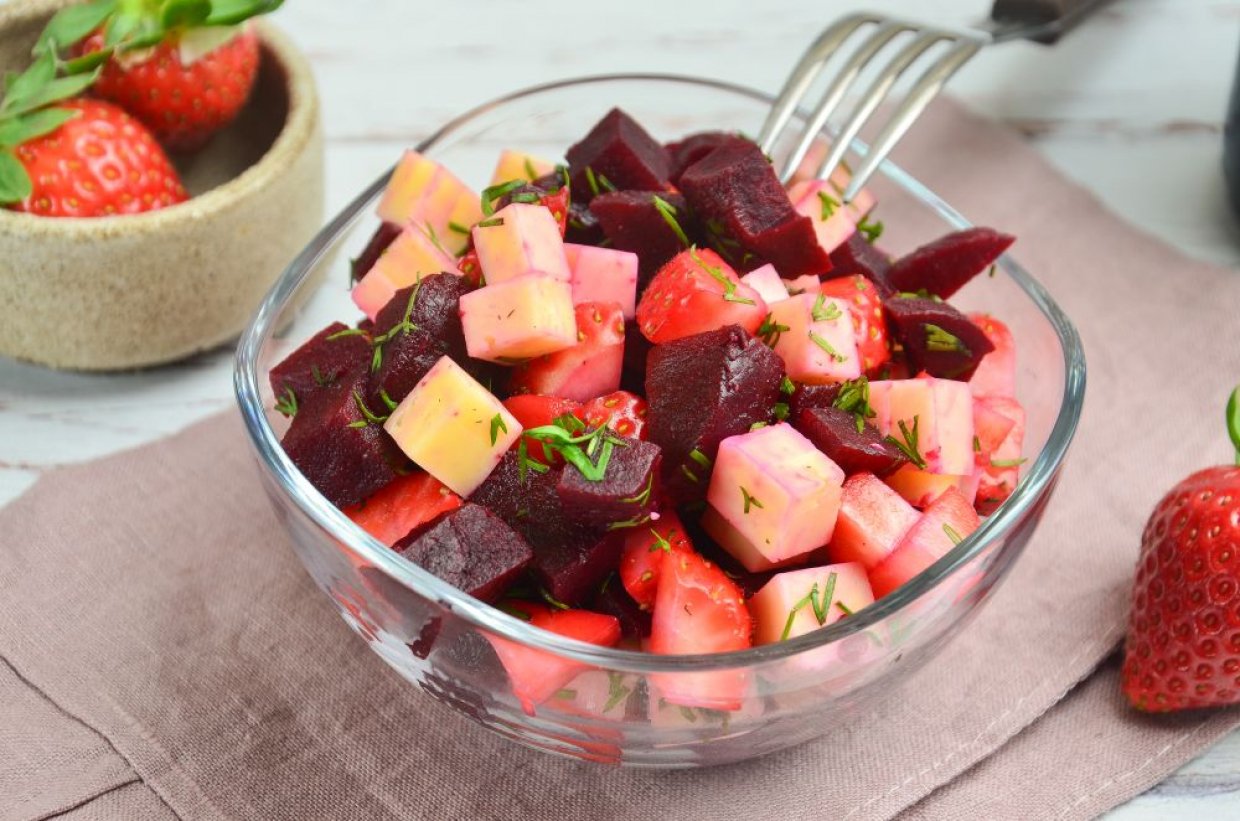 Салат со свеклой и клубникой Салат со свеклой и клубникой
