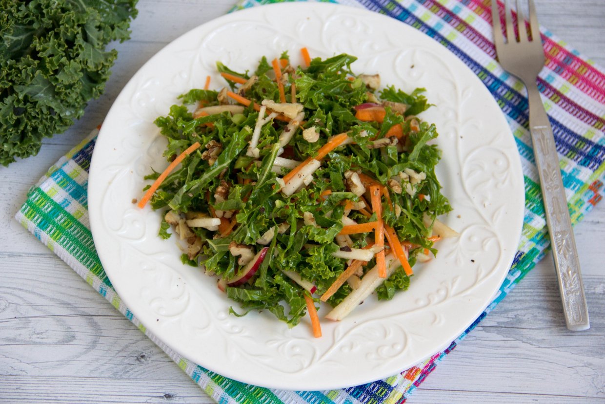 Салат из кудрявой капусты, яблок и моркови Салат из кудрявой капусты, яблок и моркови
