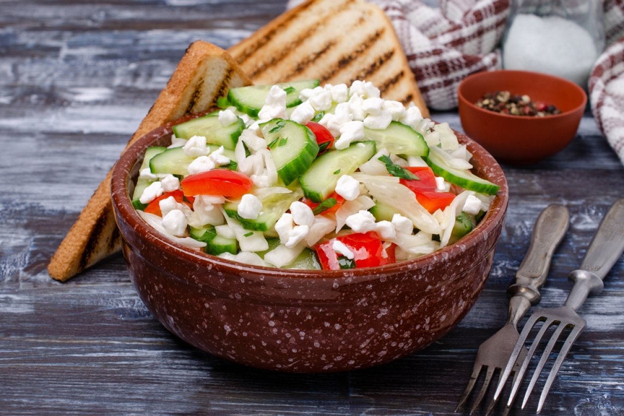 Салат с огурцами, перцем и творогом Салат с огурцами, перцем и творогом