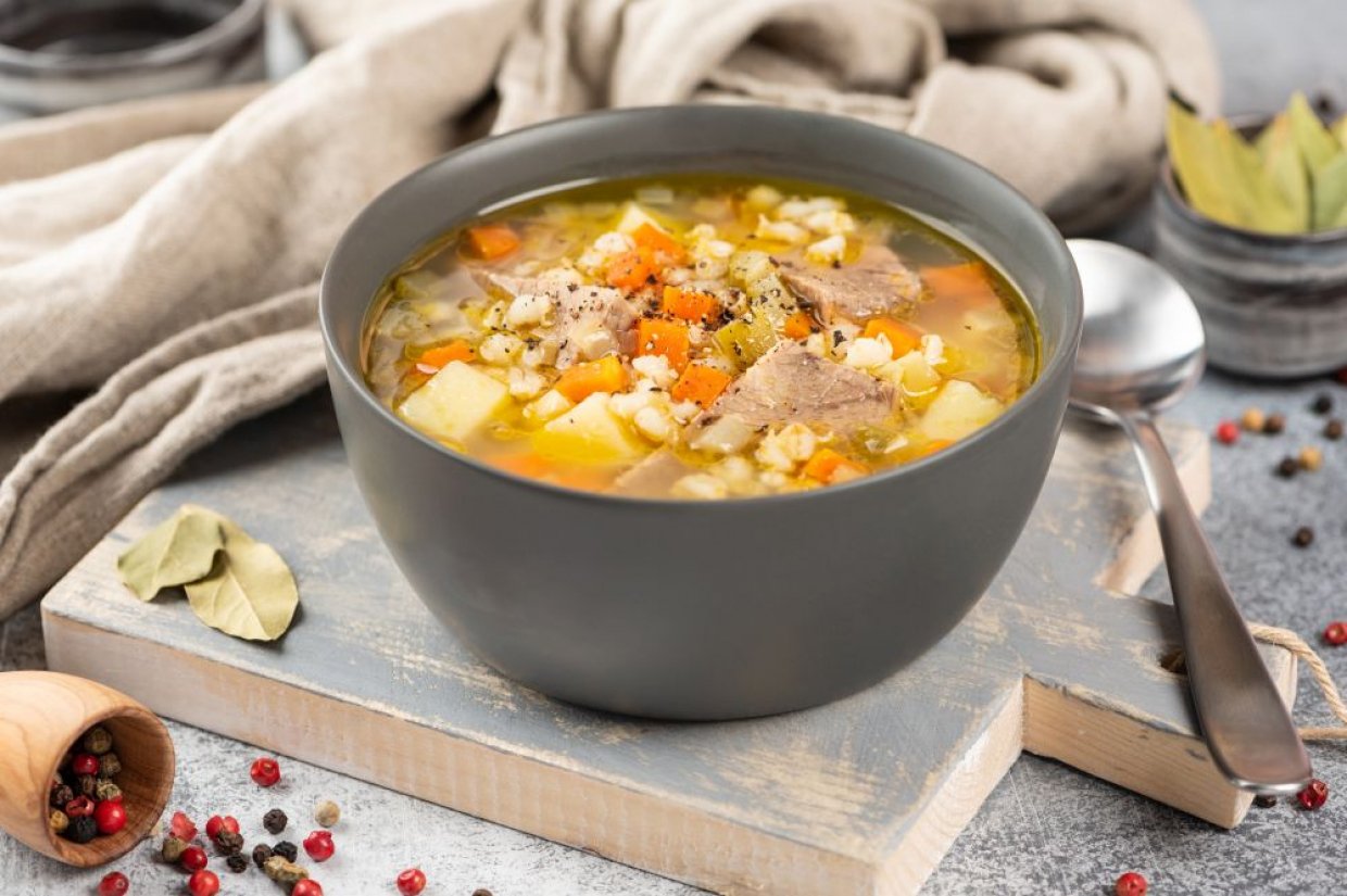 Классический рассольник с говядиной, перловкой и огурцами Классический рассольник с говядиной, перловкой и огурцами