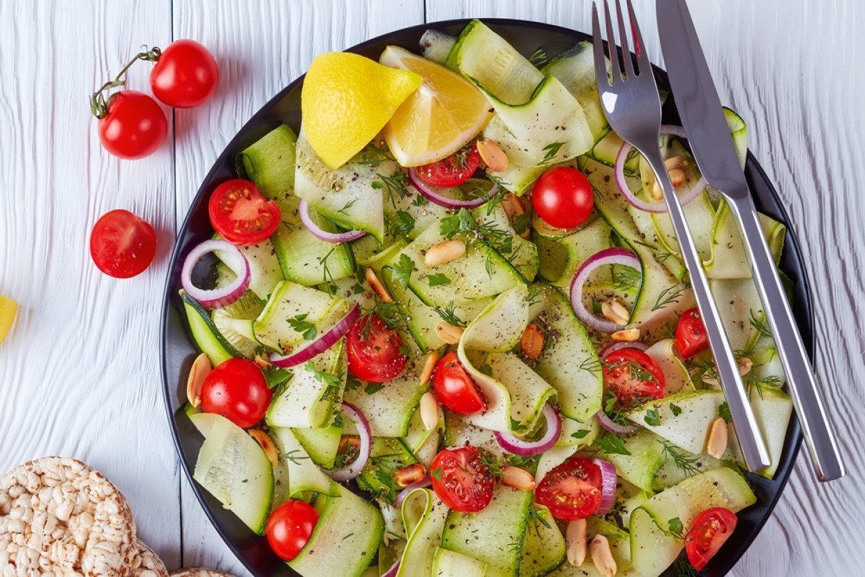 Салат с кабачками, овощами и арахисом Салат с кабачками, овощами и арахисом