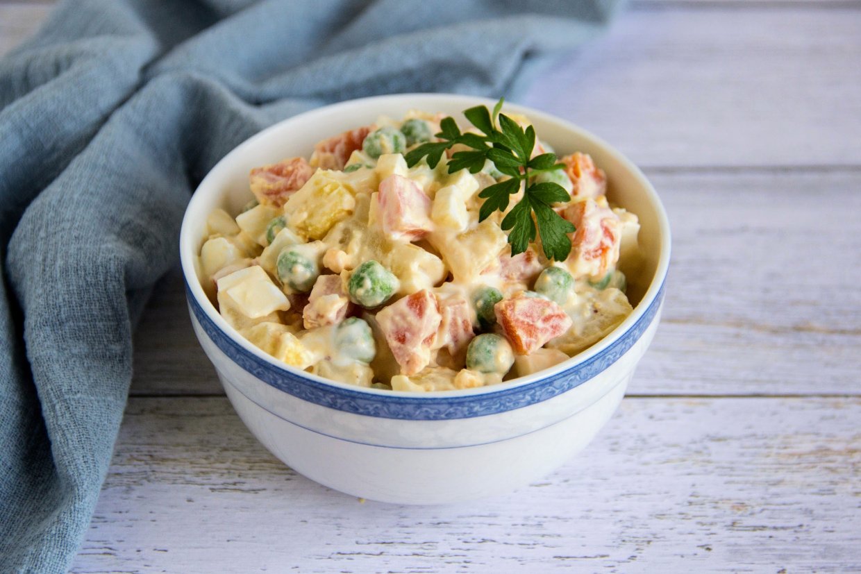 Салат с картофелем, морковью и зеленым горошком Салат с картофелем, морковью и зеленым горошком