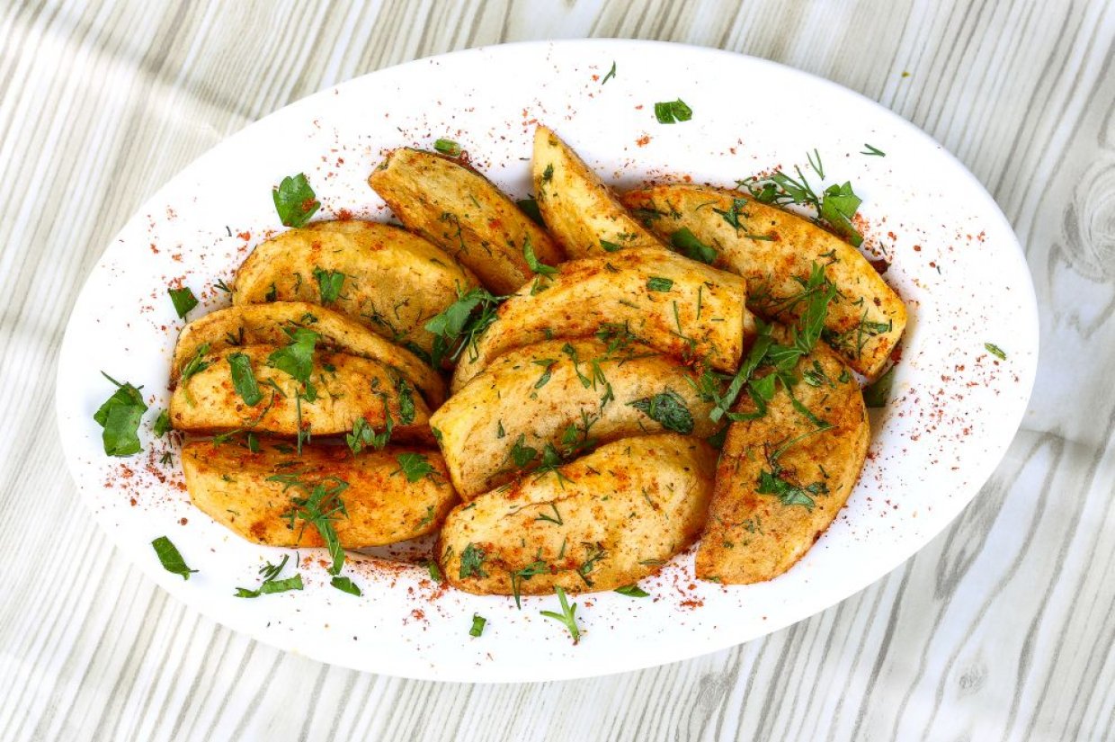 Картофель по-деревенски с острым перцем и зеленью Картофель по-деревенски с острым перцем и зеленью