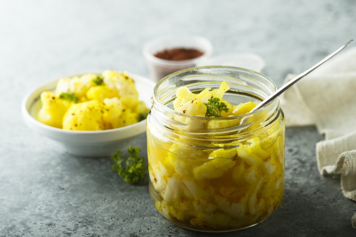 Салат и цветной капусты с куркумой