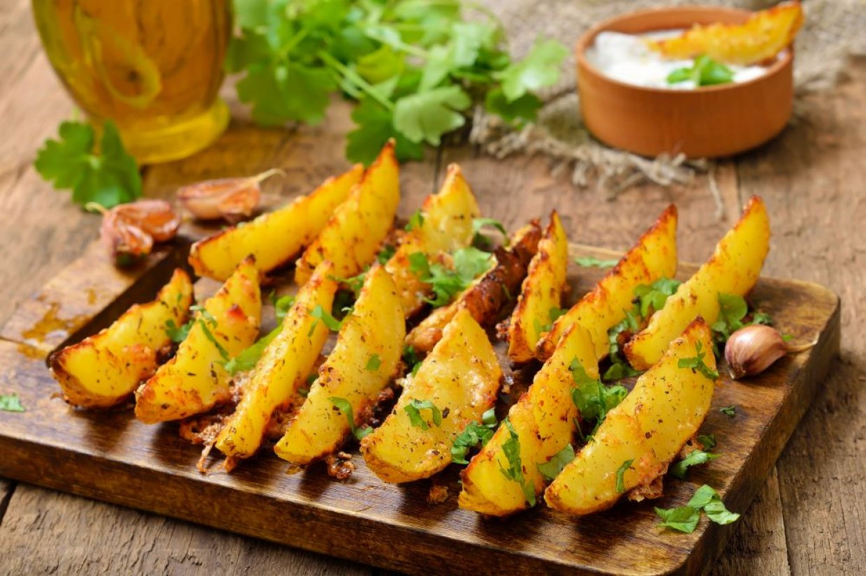 Картошка по-деревенски с чесноком и зеленью Картошка по-деревенски с чесноком и зеленью