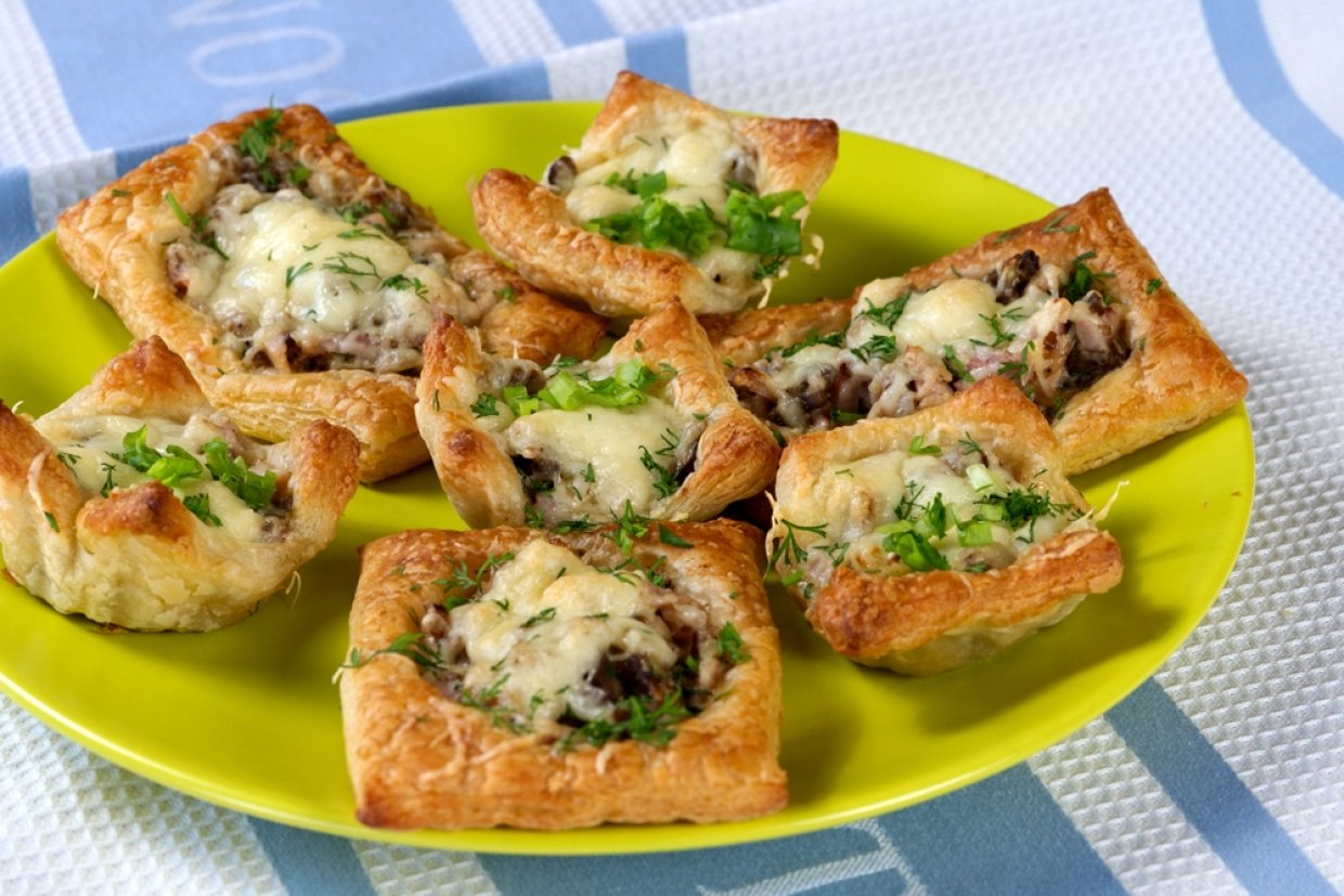Слойки с грибами и сыром Слойки с грибами и сыром