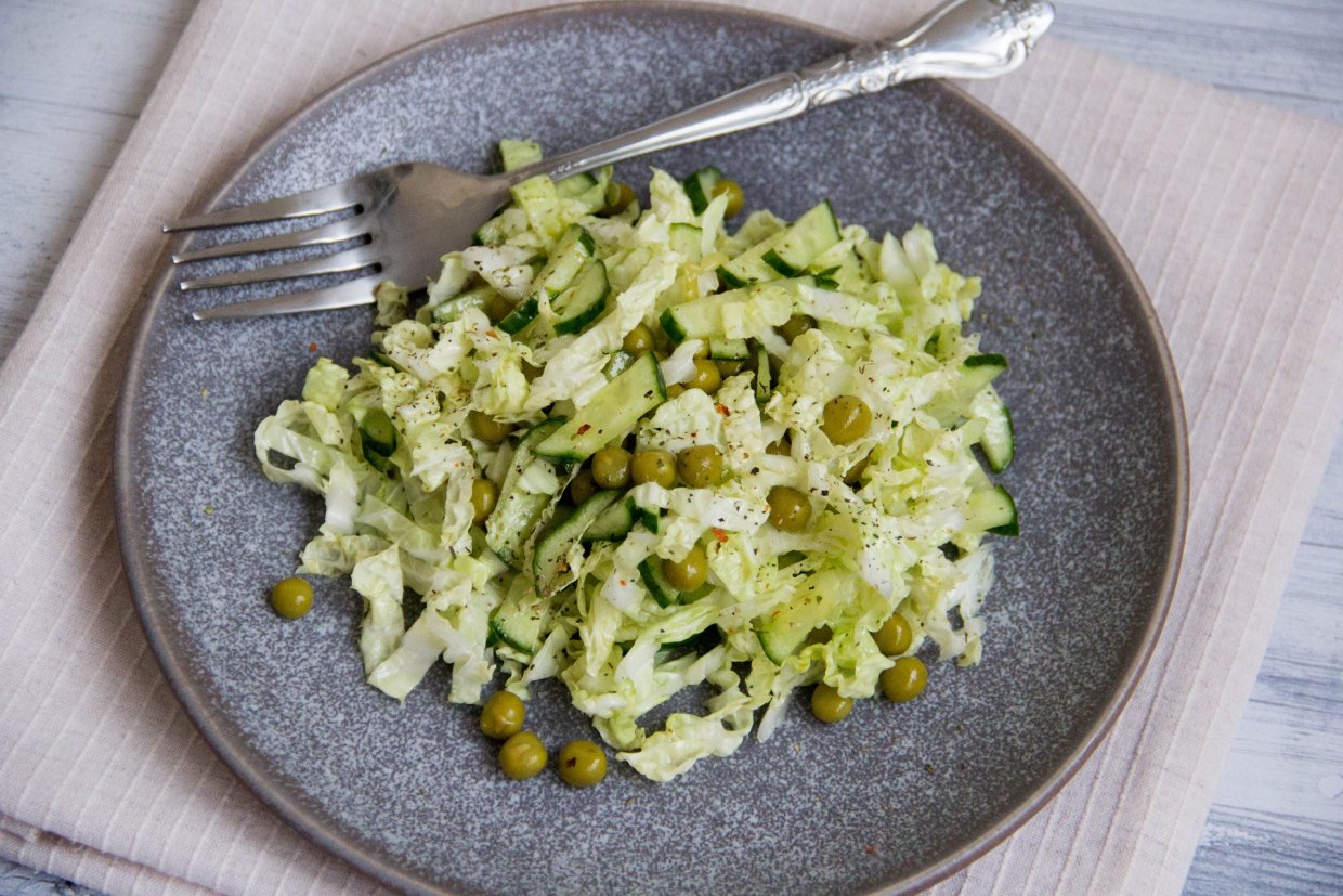 Салат из пекинской капусты, огурцами и горошком Салат из пекинской капусты, огурцами и горошком
