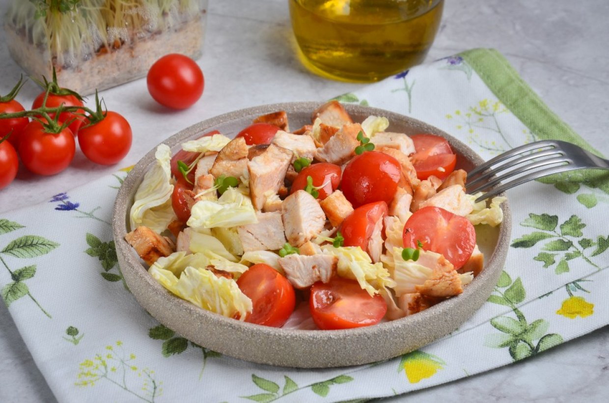 Салат из пекинской капусты, курицы и помидоров черри Салат из пекинской капусты, курицы и помидоров черри