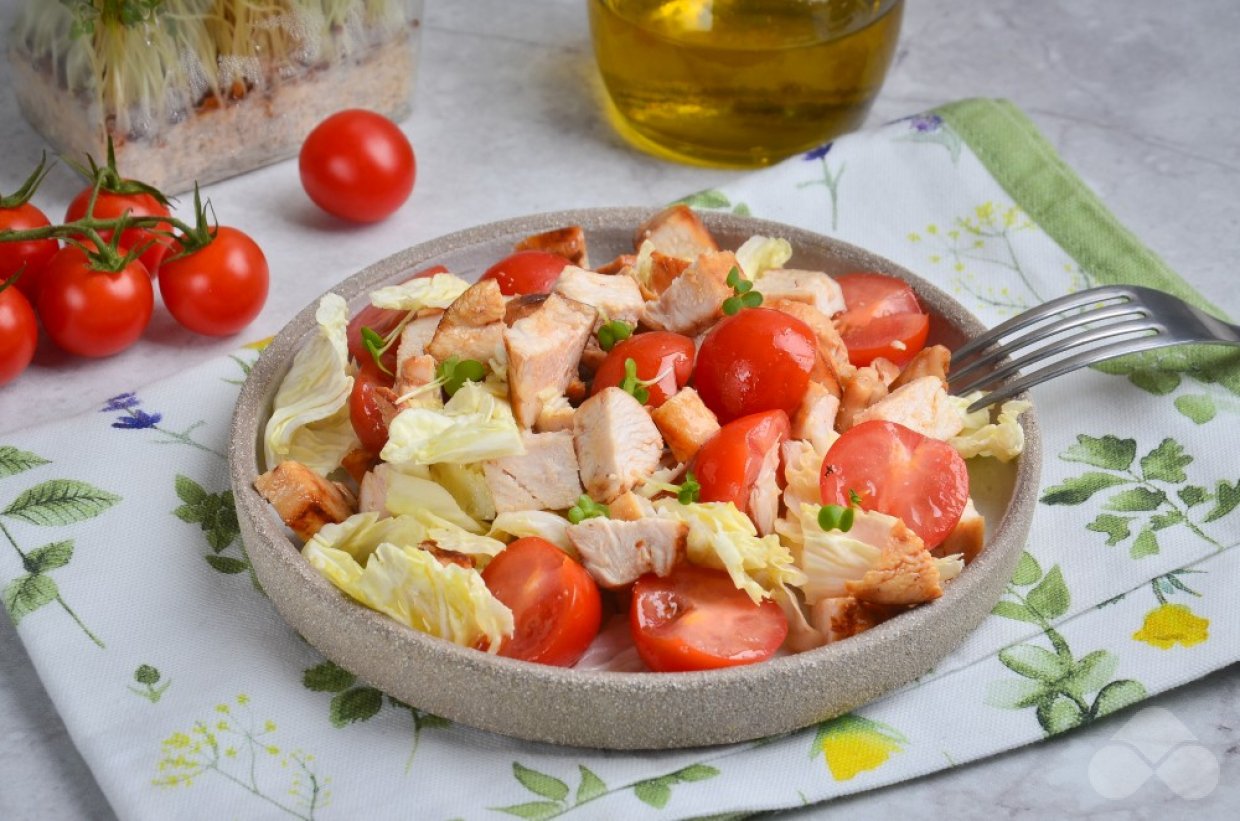Салат из пекинской капусты, курицы и помидоров черри