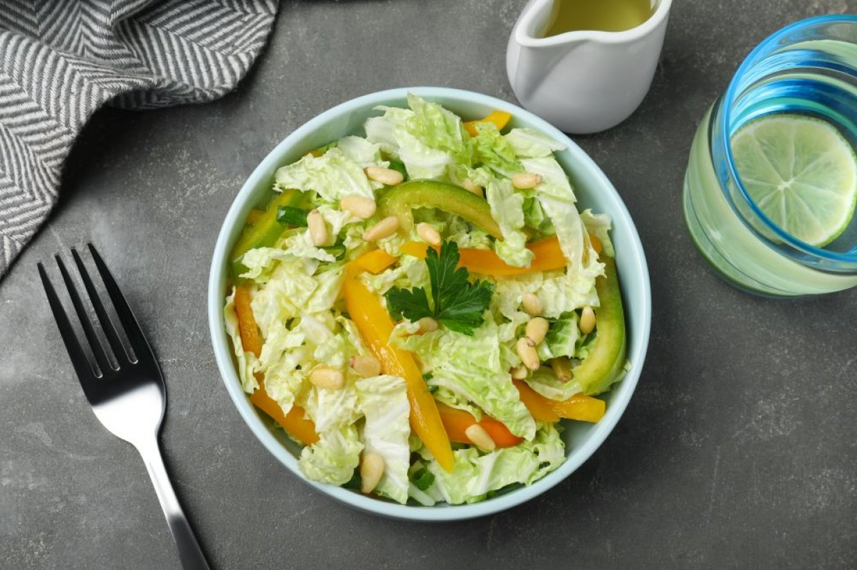 Салат с пекинской капустой, болгарским перцем и кедровыми орешками Салат с пекинской капустой, болгарским перцем и кедровыми орешками