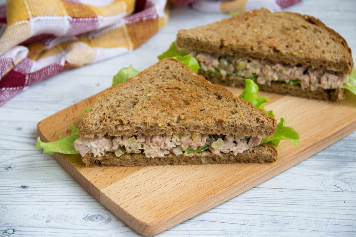 Бутерброды с тунцом и солеными огурцами Бутерброды с тунцом и солеными огурцами