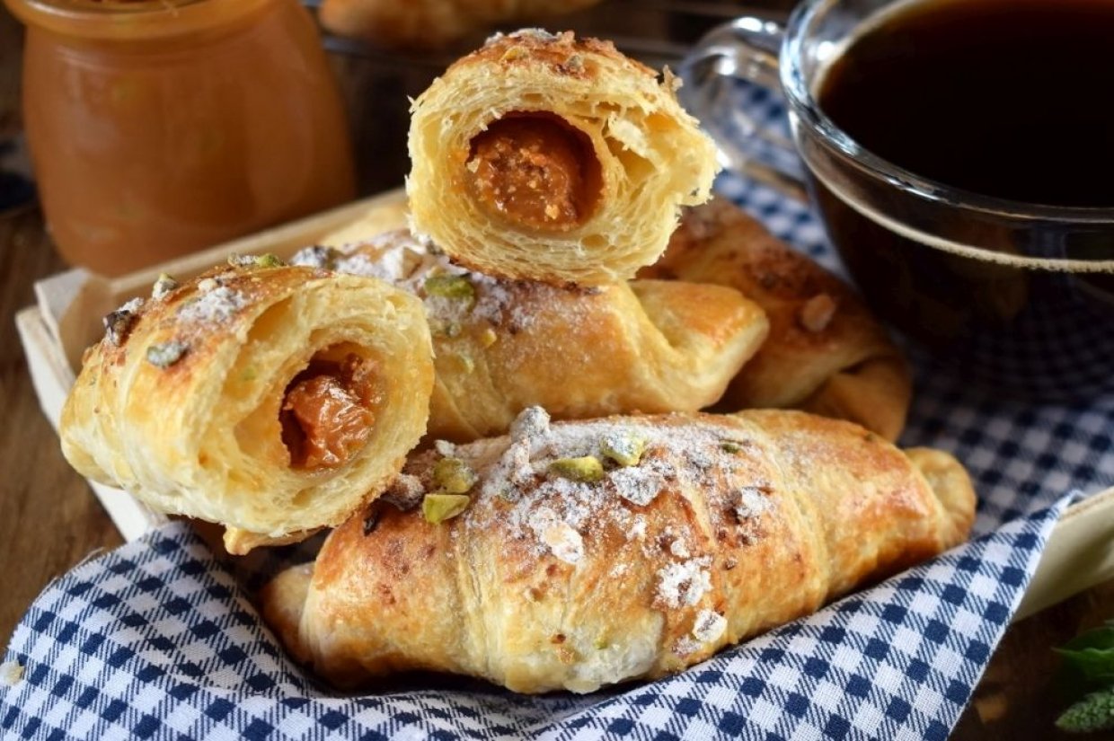 Круассаны с вареной сгущенкой и орехами Круассаны с вареной сгущенкой и орехами
