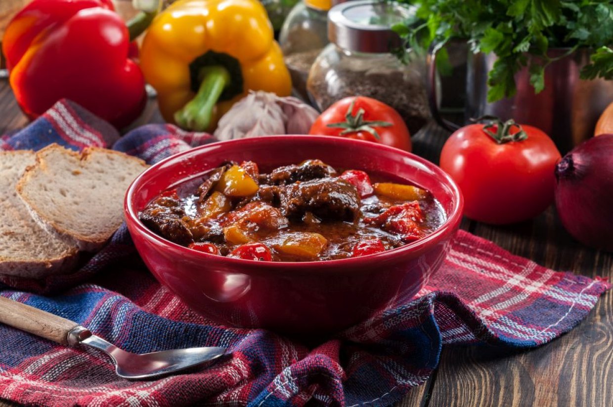 Гуляш из говядины с овощами и соевым соусом Гуляш из говядины с овощами и соевым соусом