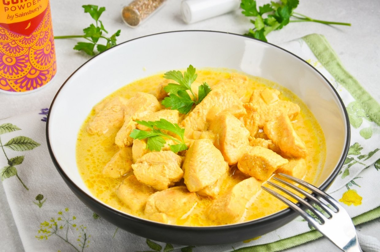 Гуляш из курицы со сметаной и карри