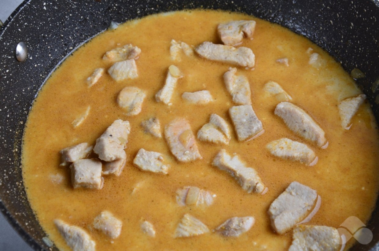 Гуляш из курицы со сметаной и карри – фото приготовления рецепта, шаг 5