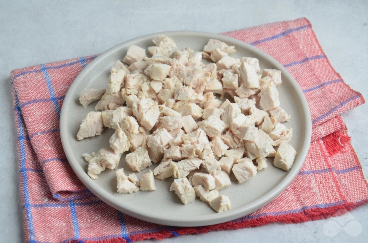Салат «Гранатовый браслет» с курицей и грецкими орехами – фото приготовления рецепта, шаг 1 Салат «Гранатовый браслет» с курицей и грецкими орехами – фото приготовления рецепта, шаг 1