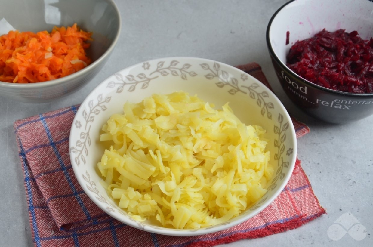 Салат «Гранатовый браслет» с курицей и грецкими орехами – фото приготовления рецепта, шаг 3 Салат «Гранатовый браслет» с курицей и грецкими орехами – фото приготовления рецепта, шаг 3