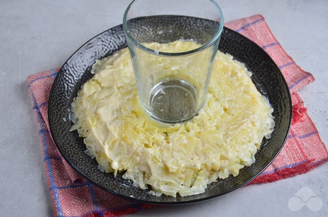 Салат «Гранатовый браслет» с курицей и грецкими орехами – фото приготовления рецепта, шаг 4 Салат «Гранатовый браслет» с курицей и грецкими орехами – фото приготовления рецепта, шаг 4