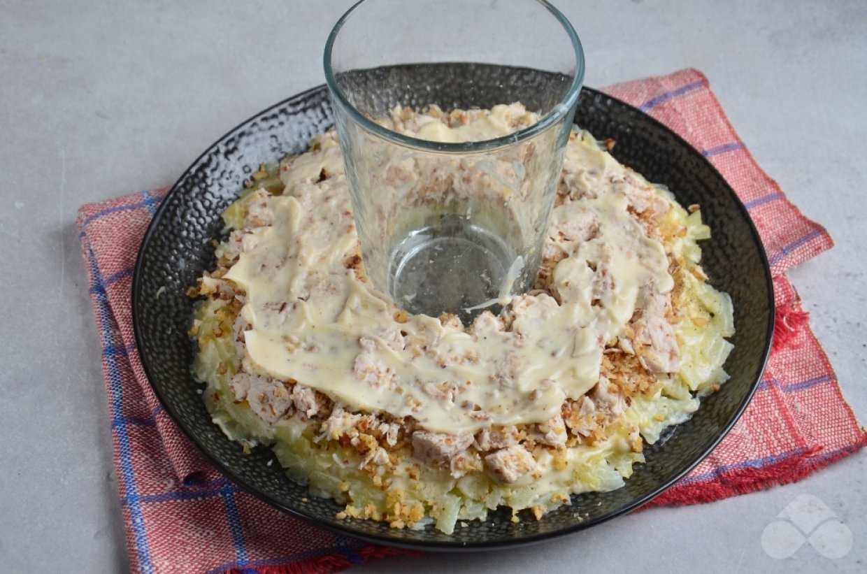 Салат «Гранатовый браслет» с курицей и грецкими орехами – фото приготовления рецепта, шаг 5 Салат «Гранатовый браслет» с курицей и грецкими орехами – фото приготовления рецепта, шаг 5