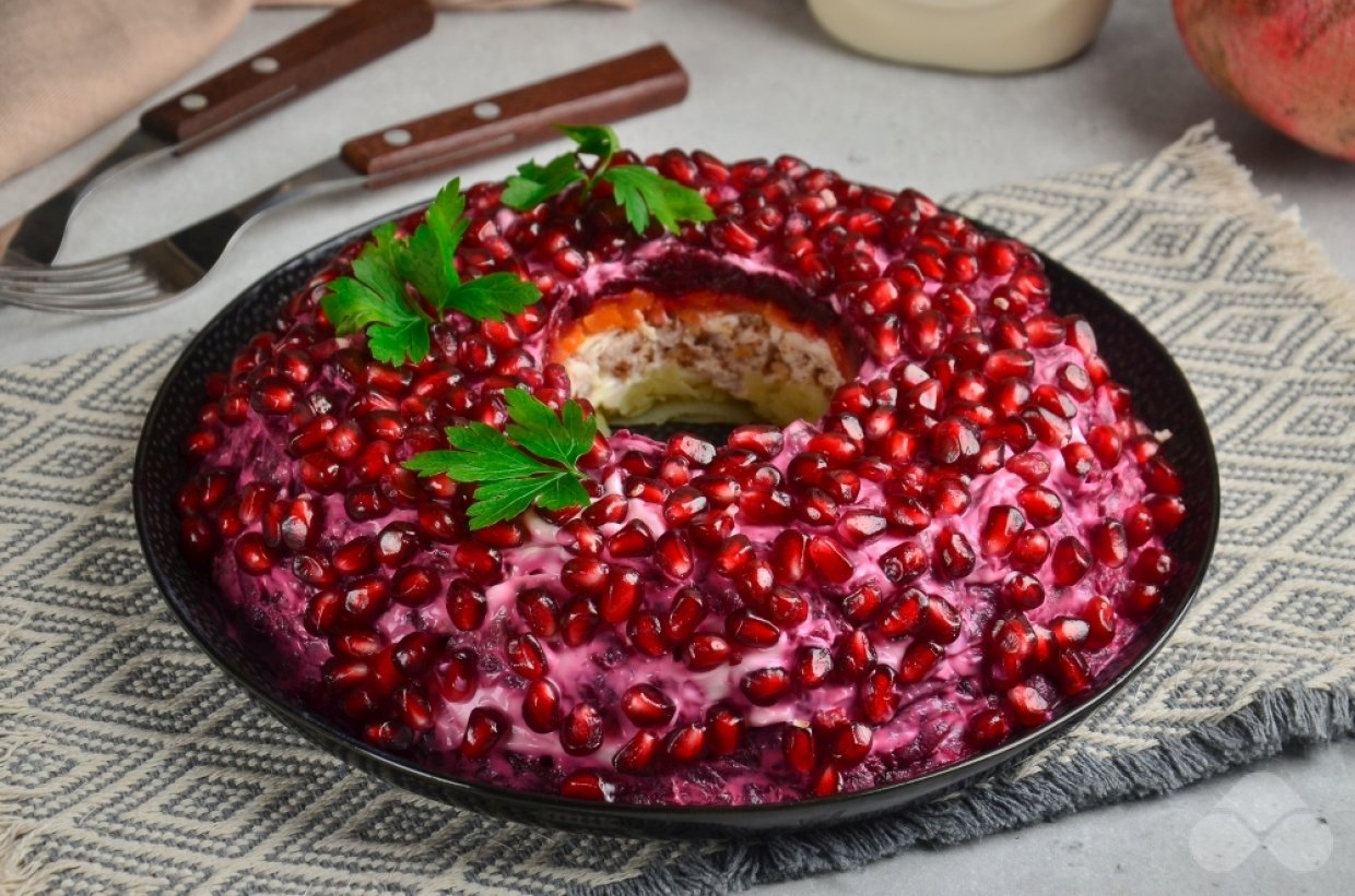 Салат «Гранатовый браслет» с курицей и грецкими орехами – фото приготовления рецепта, шаг 8 Салат «Гранатовый браслет» с курицей и грецкими орехами – фото приготовления рецепта, шаг 8