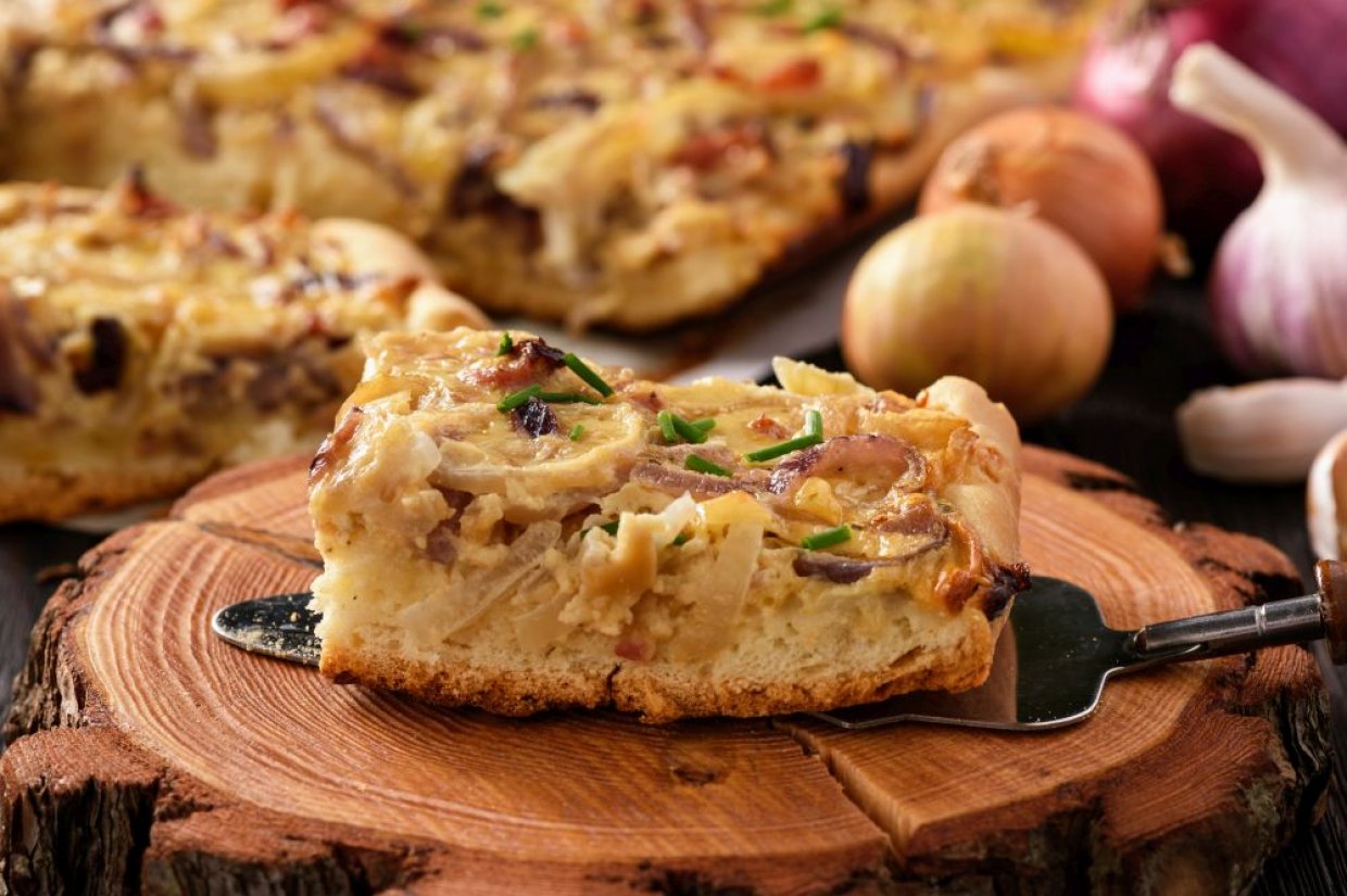 Пирог с беконом, сыром и луком Пирог с беконом, сыром и луком