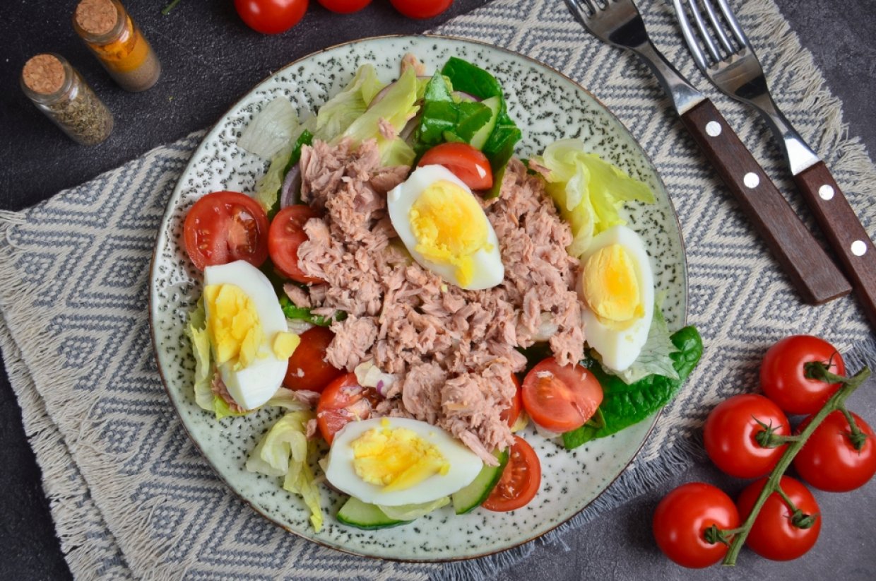 Салат с тунцом и овощами Салат с тунцом и овощами