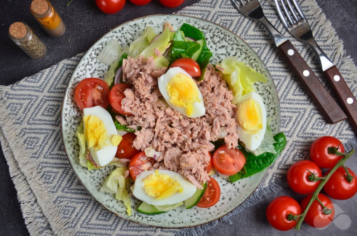 Салат с тунцом и овощами