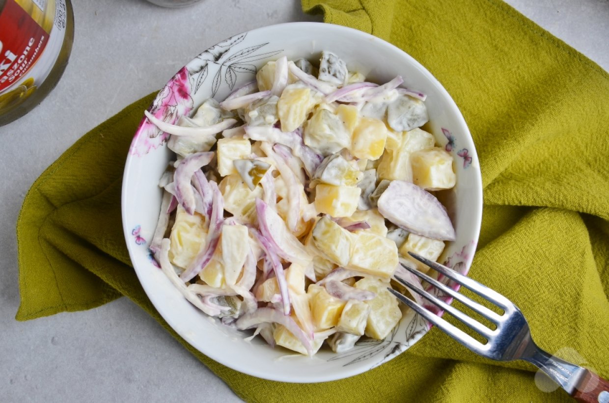 Салат с картофелем, солеными огурцами и луком