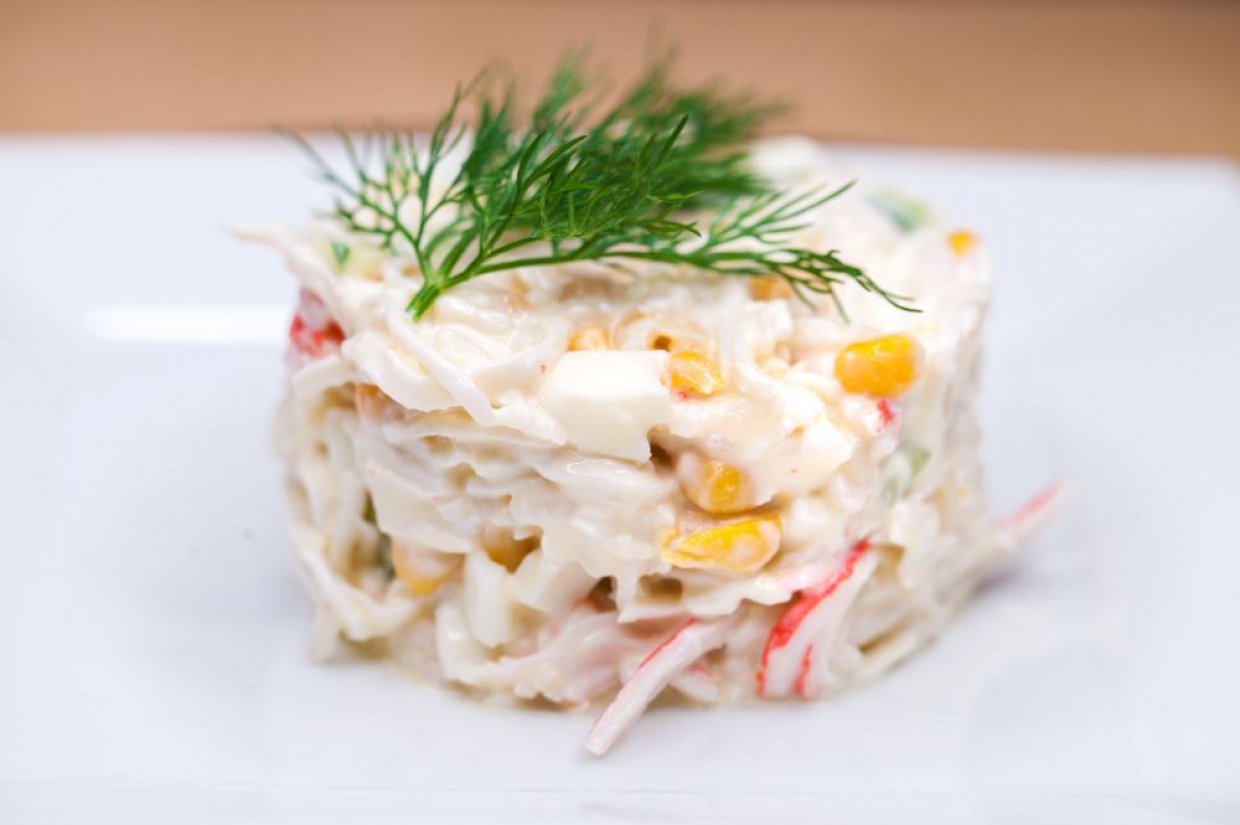 Салат из крабовых палочек, кальмаров и плавленого сыра Салат из крабовых палочек, кальмаров и плавленого сыра