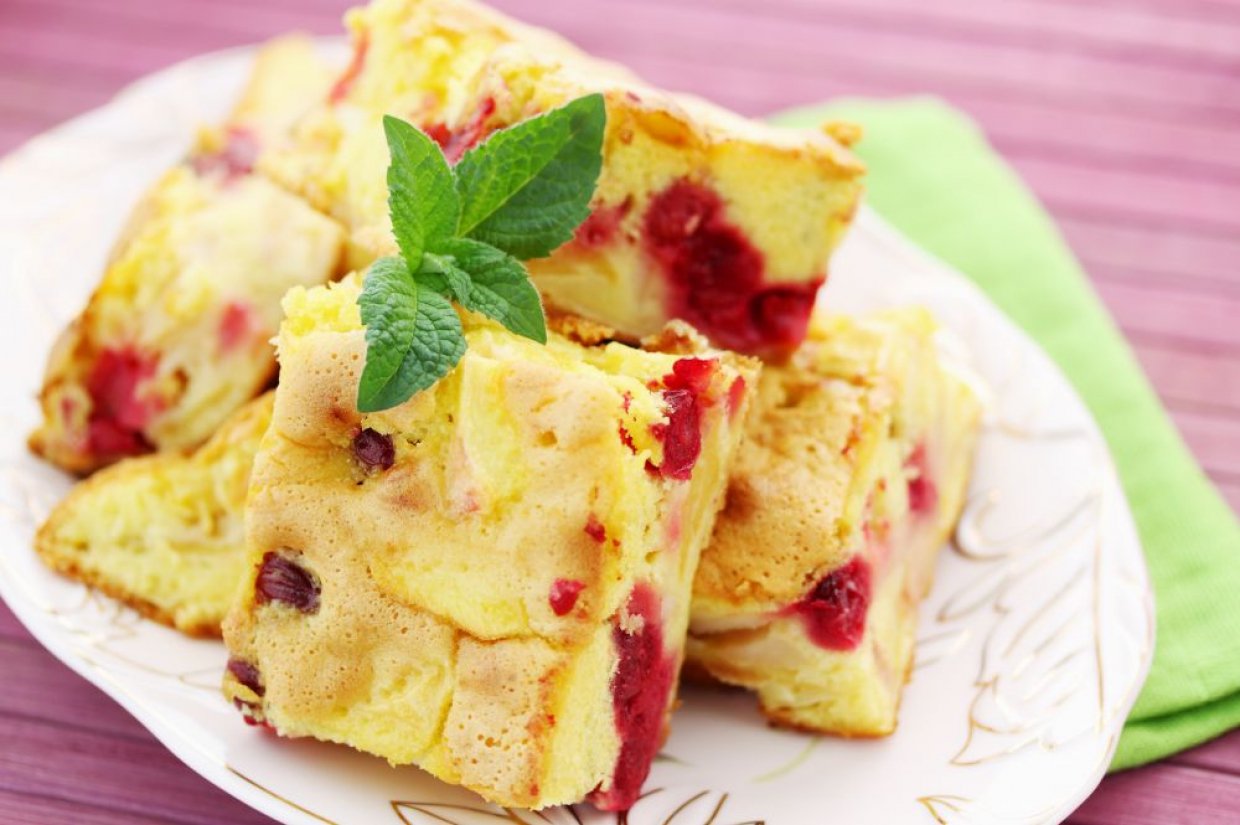 Шарлотка с яблоками, вишней и орехами Шарлотка с яблоками, вишней и орехами