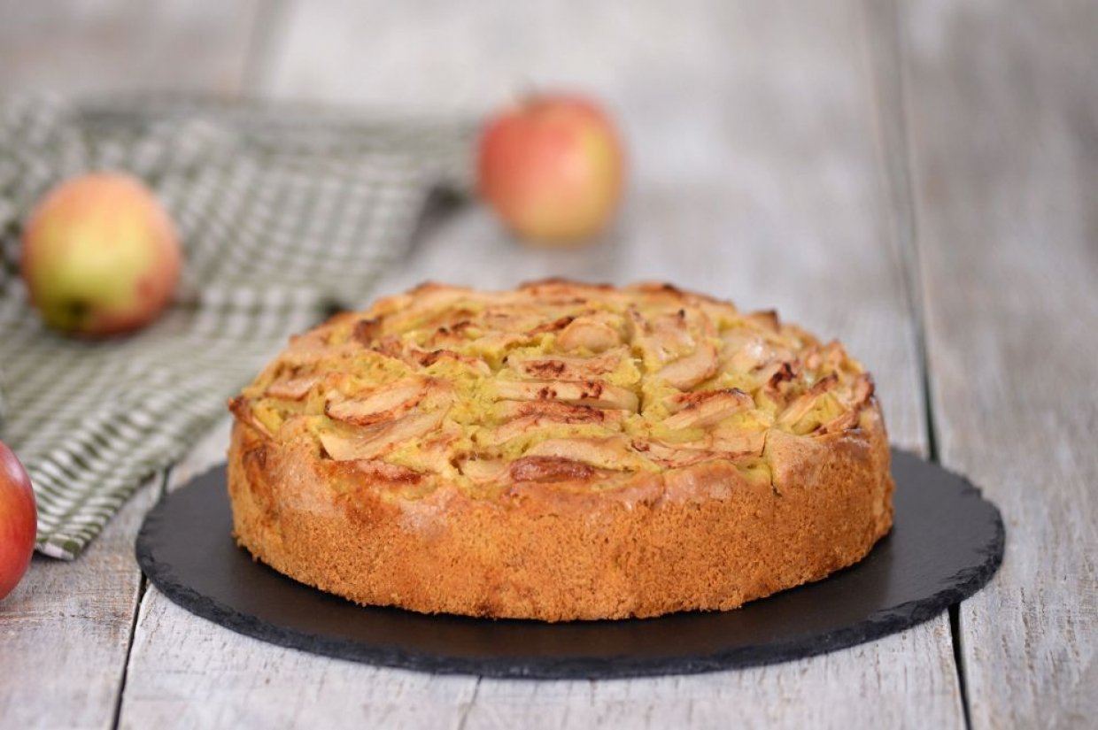 Шарлотка с медом и яблоками Шарлотка с медом и яблоками