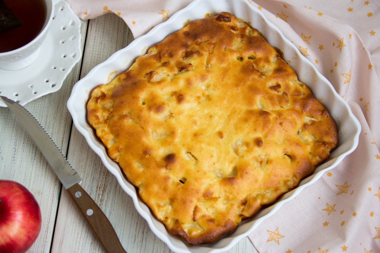 Шарлотка из творога и яблок Шарлотка из творога и яблок