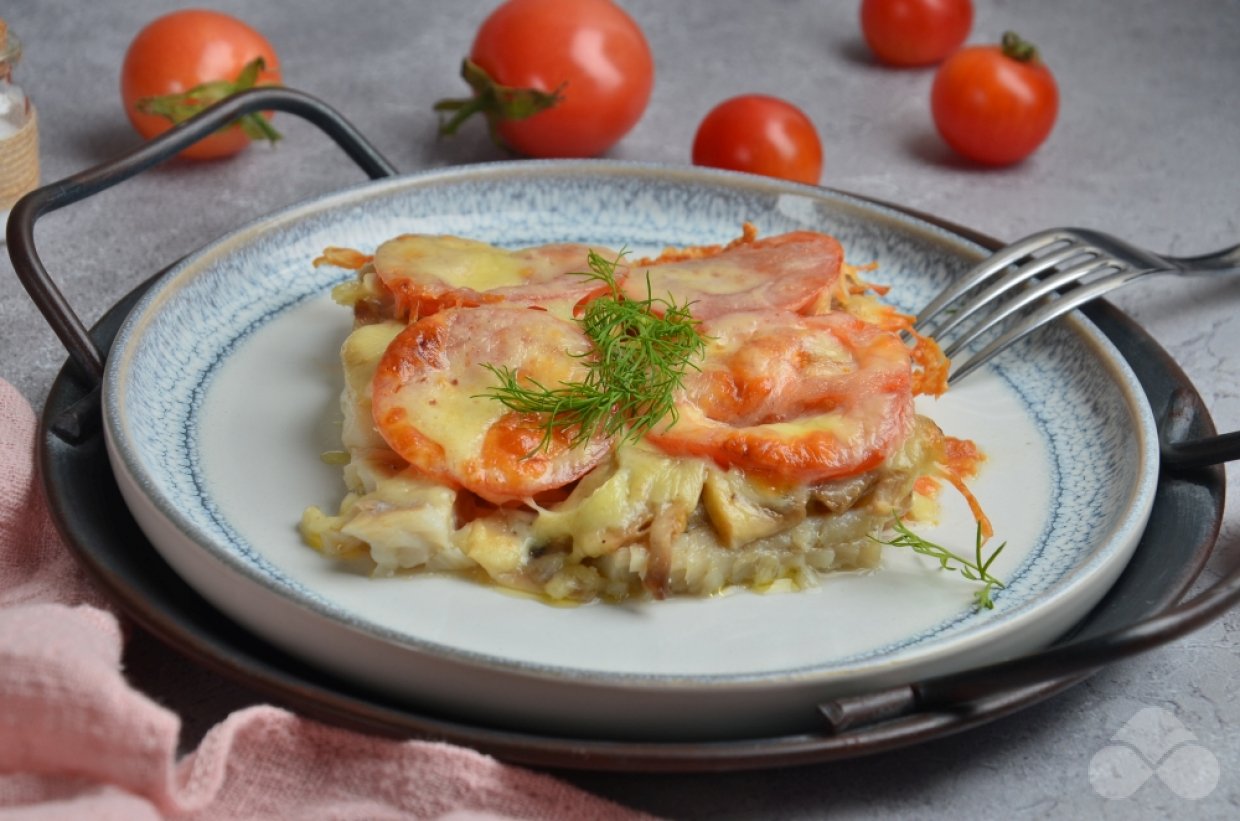 Минтай с грибами, помидорами и сыром в духовке