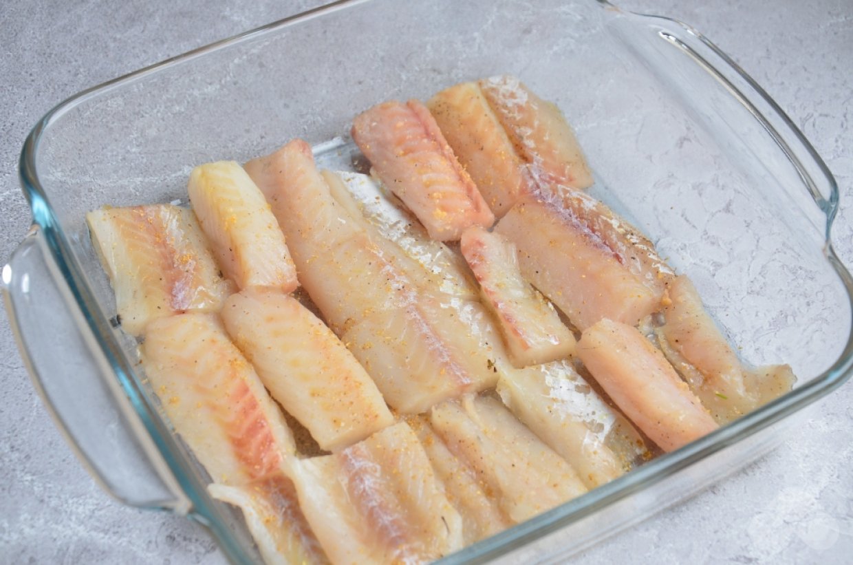 Минтай с грибами, помидорами и сыром в духовке – фото приготовления рецепта, шаг 1