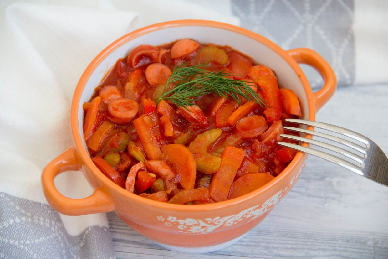 Овощное рагу с сосисками в горшочках Овощное рагу с сосисками в горшочках