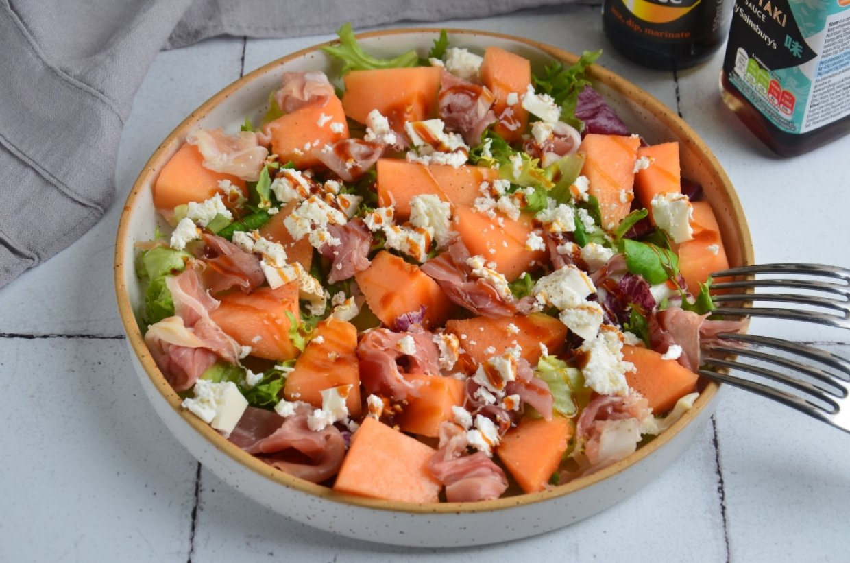 Салат с дыней, прошутто и козьим сыром Салат с дыней, прошутто и козьим сыром