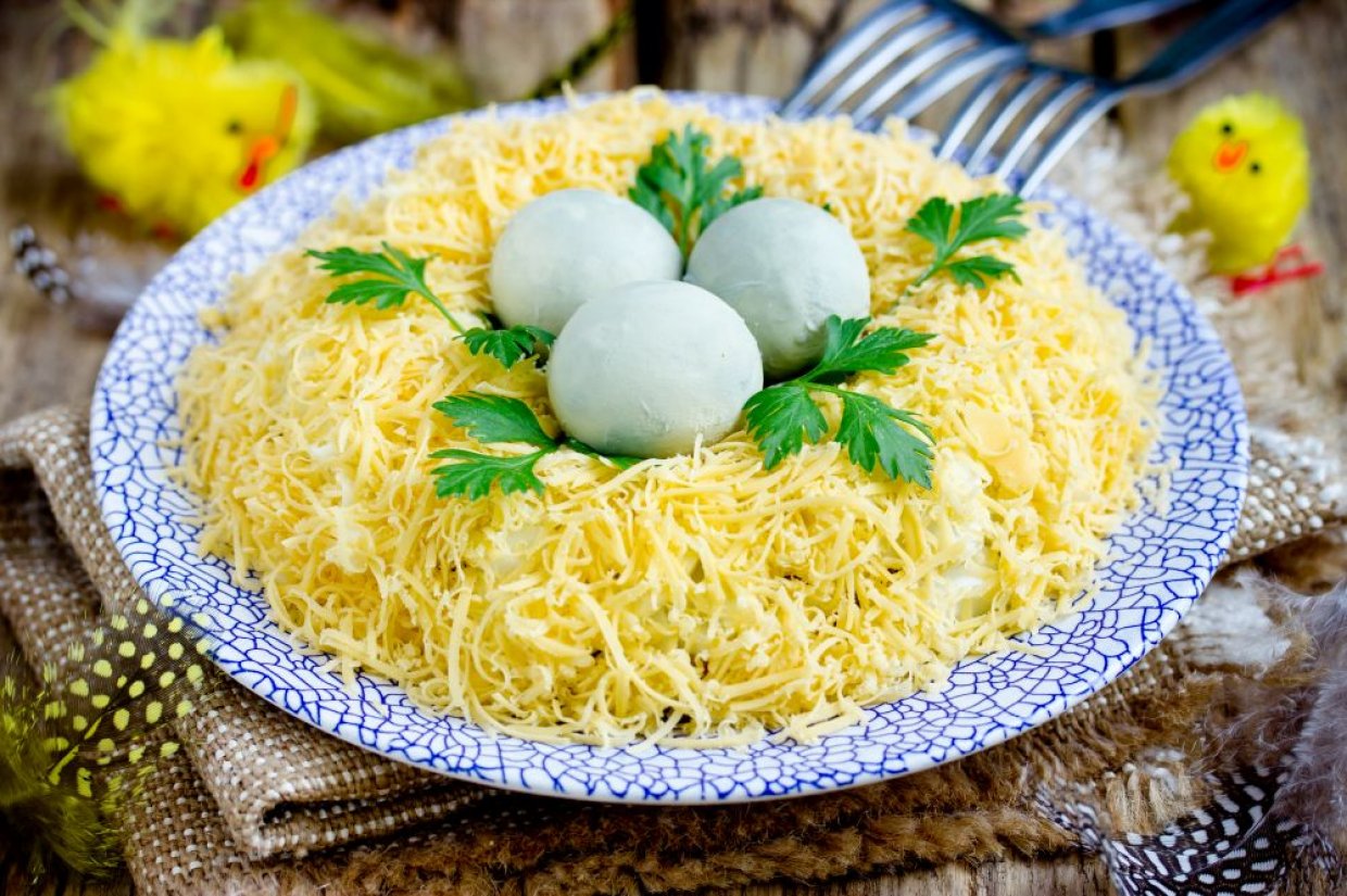Салат «Гнездо глухаря» с курицей, твердым сыром и чесноком Салат «Гнездо глухаря» с курицей, твердым сыром и чесноком
