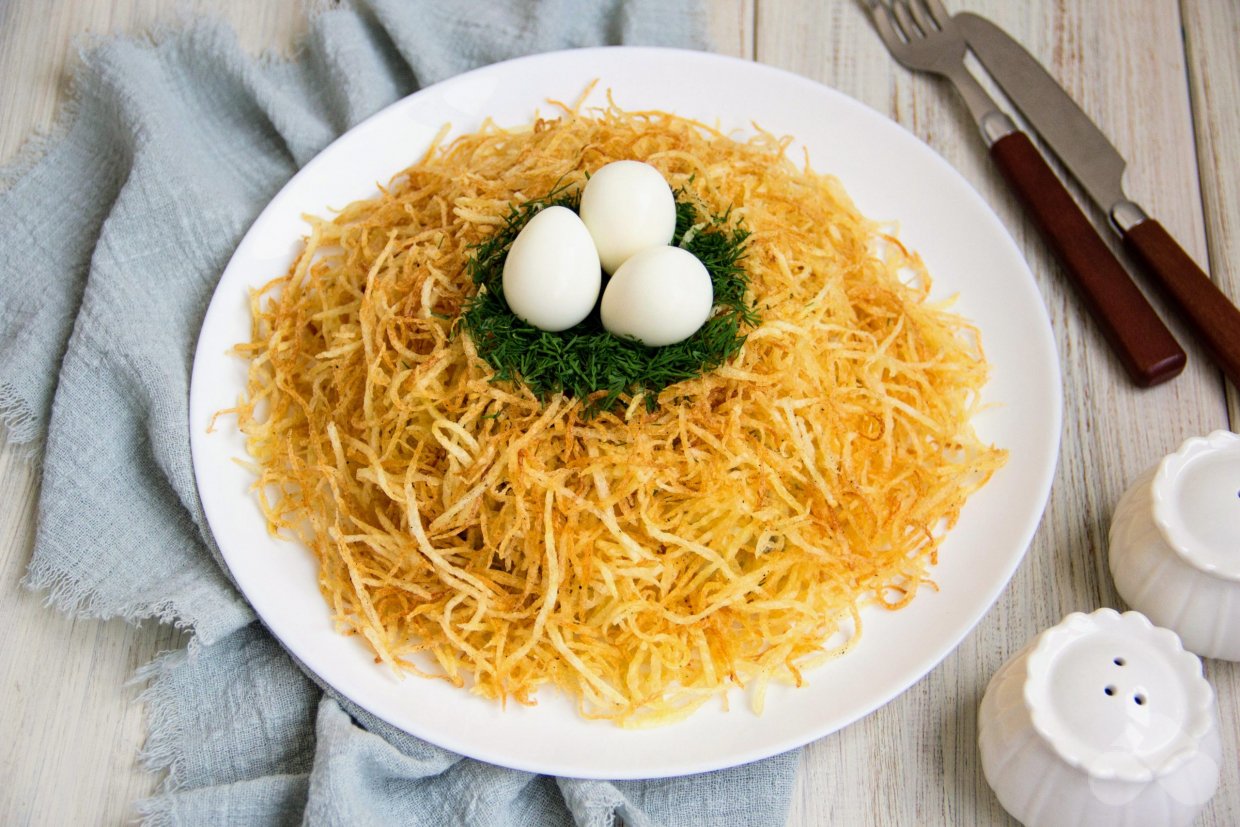 Салат «Гнездо глухаря» с языком и солеными огурцами