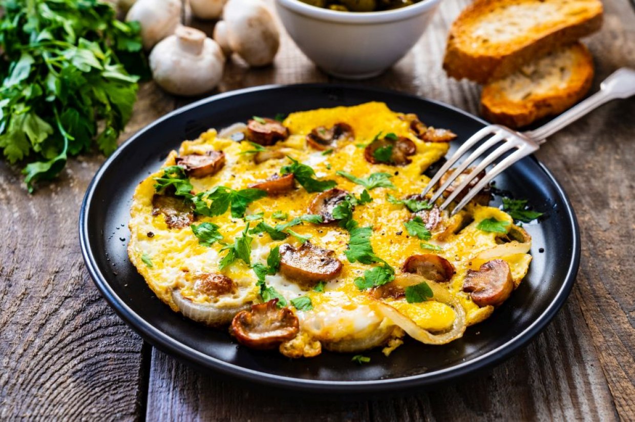 Омлет с шампиньонами и луком Омлет с шампиньонами и луком