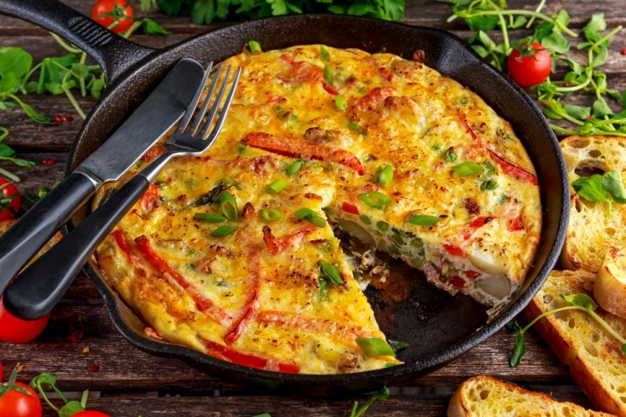 Омлет с беконом, сыром и овощами Омлет с беконом, сыром и овощами