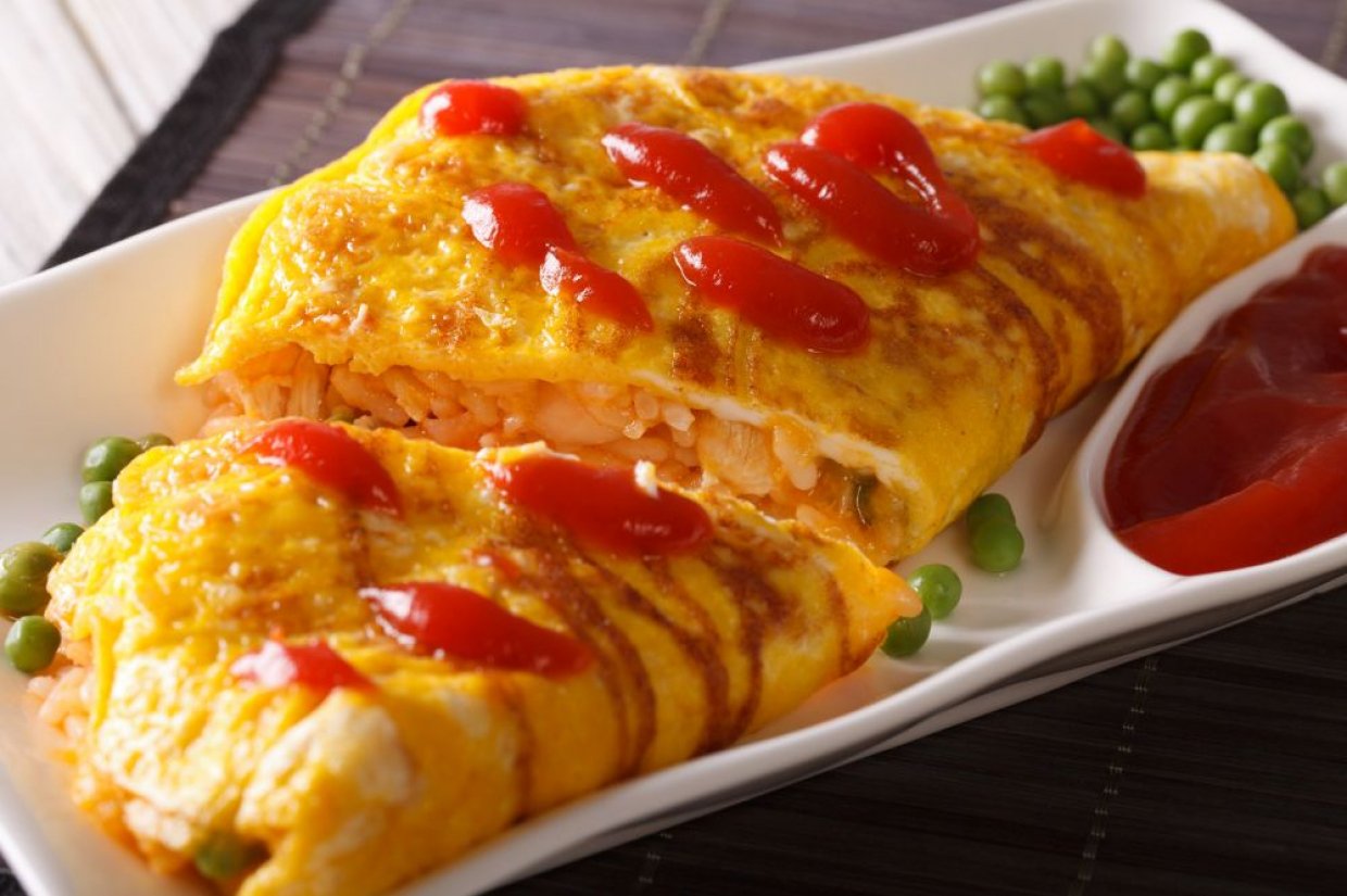 Японский омлет с начинкой из риса и курицы