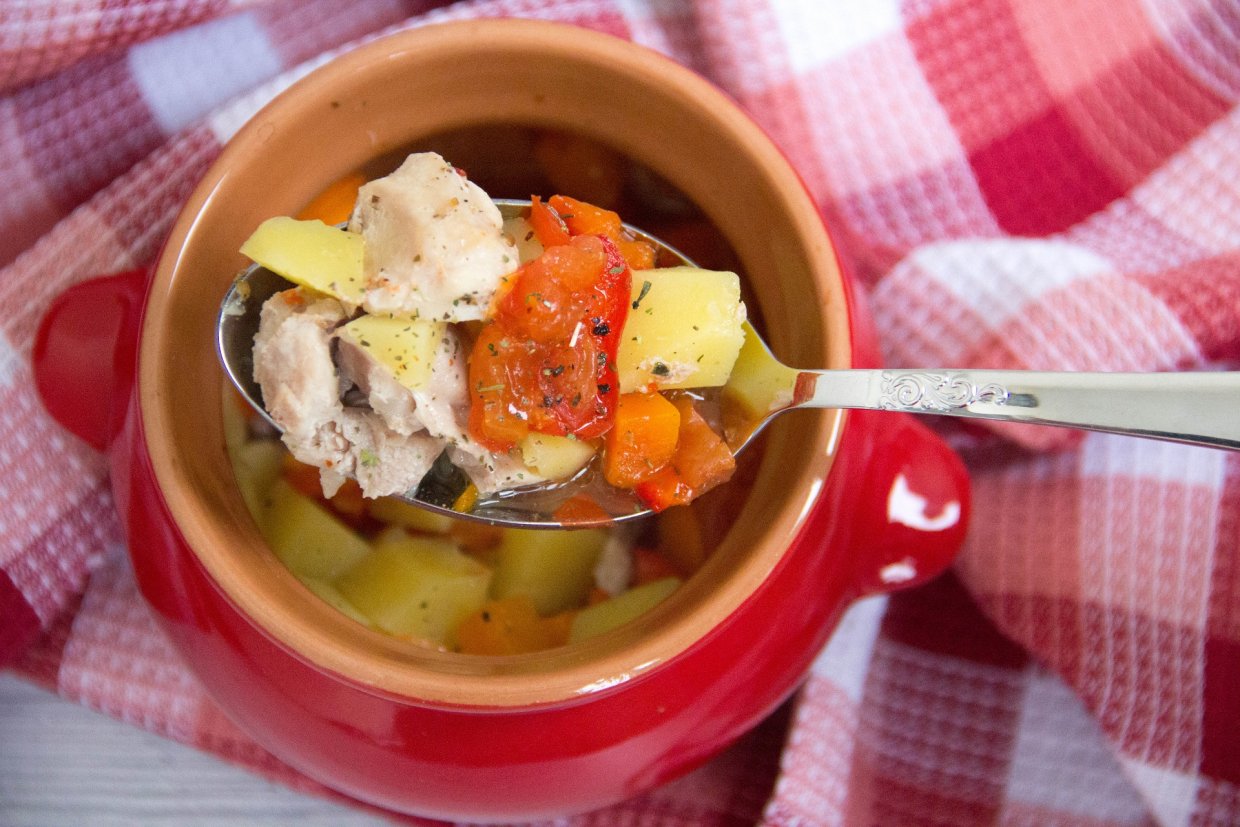 Картошка с курицей и овощами в горшочках Картошка с курицей и овощами в горшочках