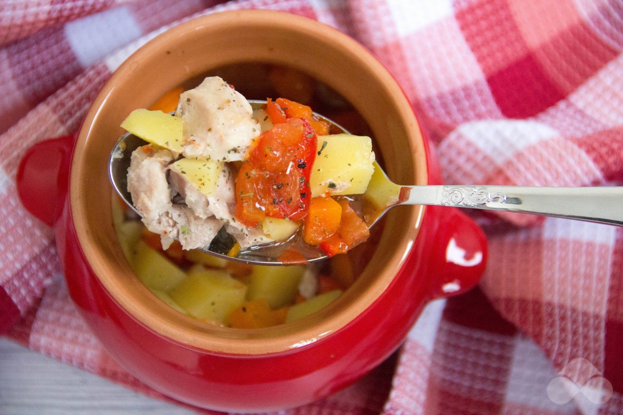 Картошка с курицей и овощами в горшочках