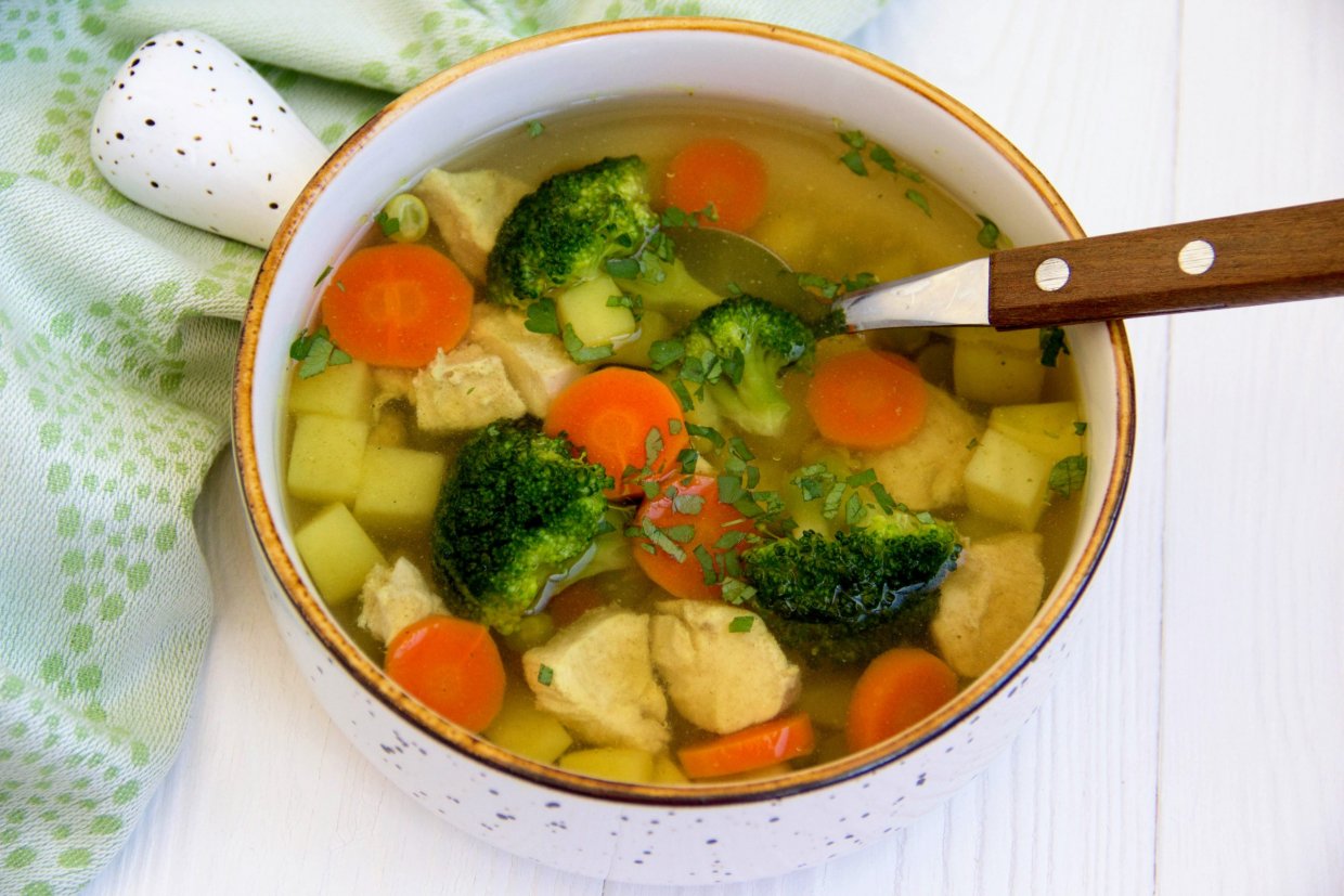 Куриный суп с брокколи и картошкой Куриный суп с брокколи и картошкой