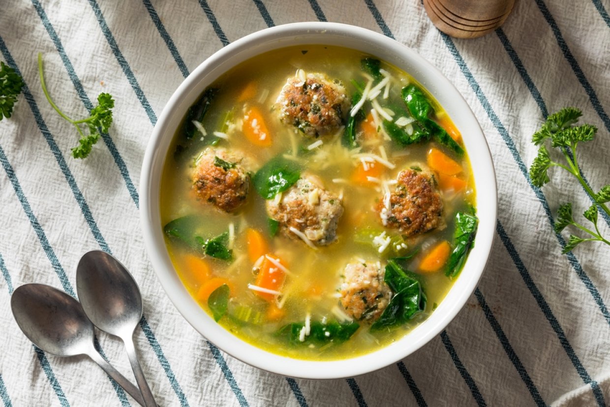 Куриный суп с фрикадельками и шпинатом Куриный суп с фрикадельками и шпинатом